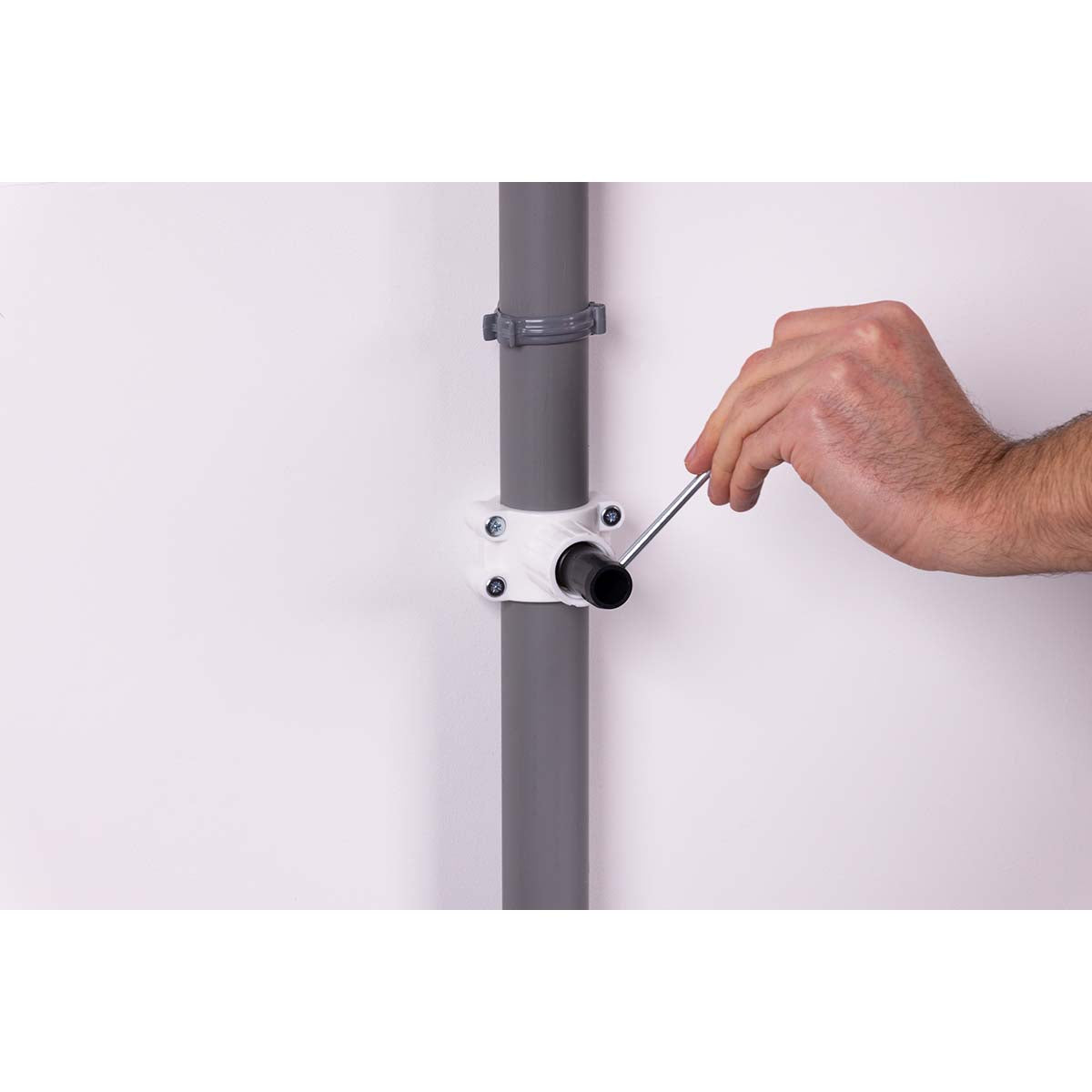 Prise d'évacuation auto-forante