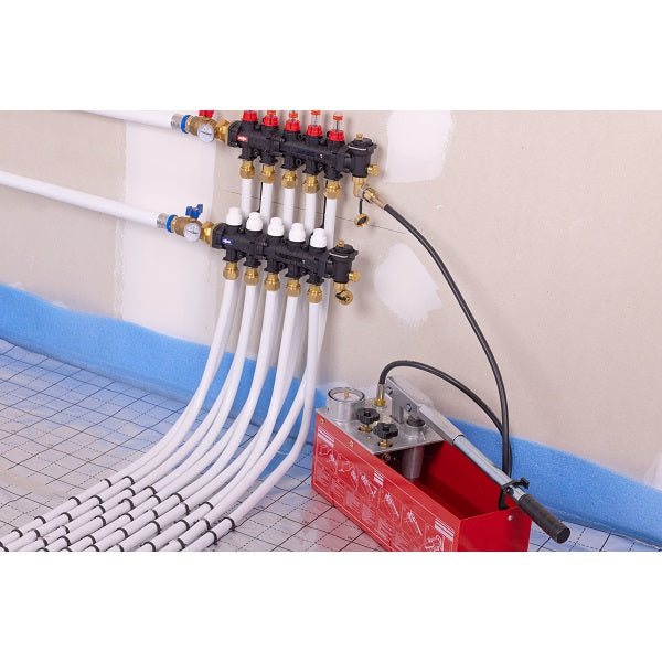 Mise en pression du collecteur polyamide plancher chauffant rafraichissant