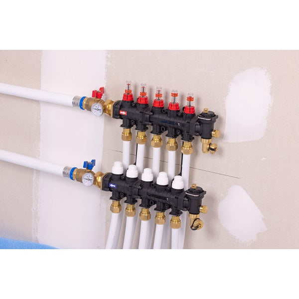 Installation finalisée du collecteur polyamide plancher chauffant rafraichissant