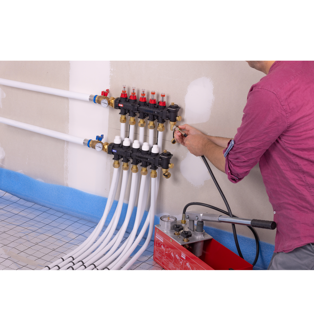 Pompe d'essaie en pression sur un collecteur plancher chauffant