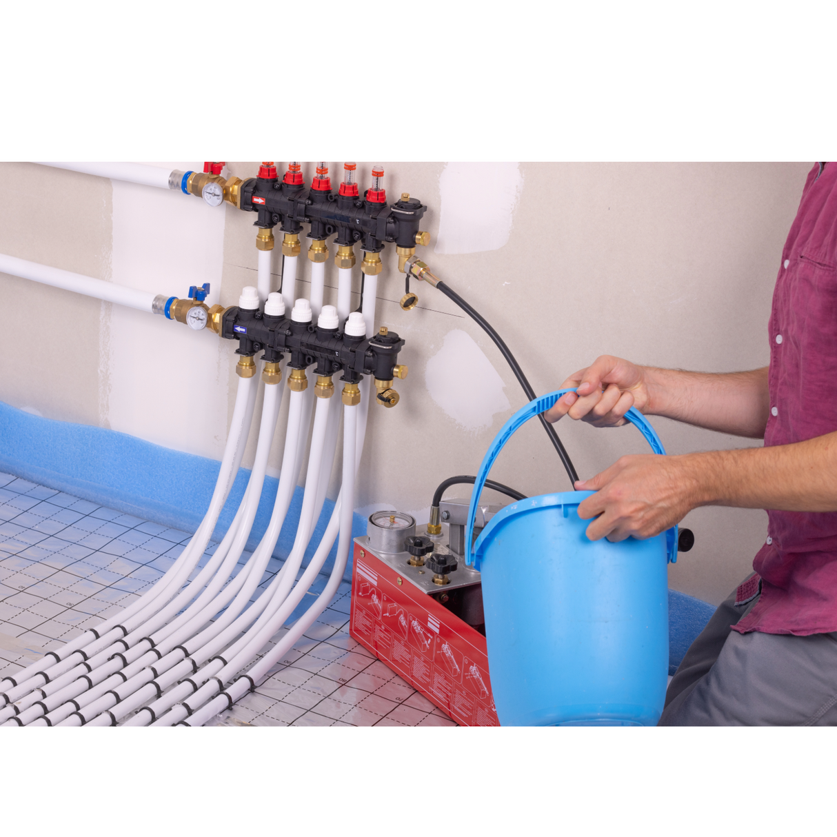 Remplissage en eau de la pompe d'essai en pression