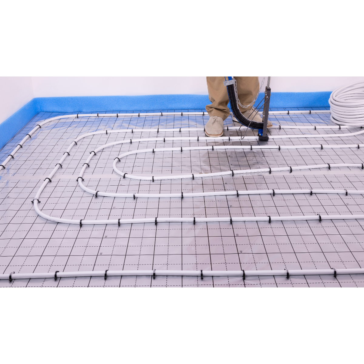Pose d'agrafes sur le circuit plancher chauffant en multicouche