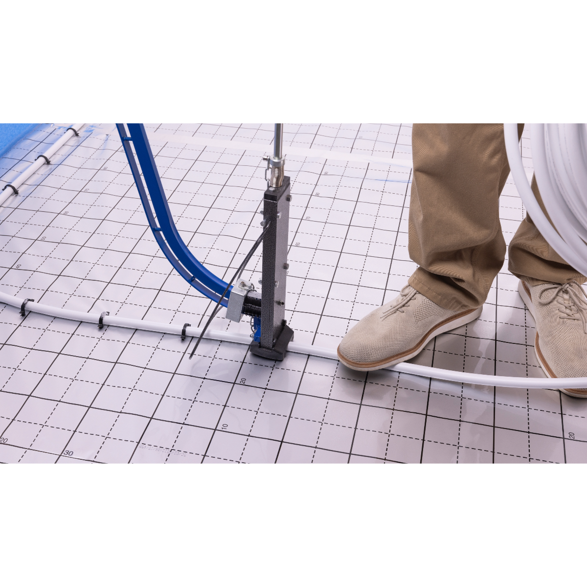 Pose des agrafes sur un circuit plancher chauffant en multicouche