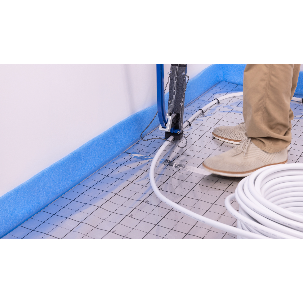 Pose des agrafes sur un circuit plancher chauffant en multicouche