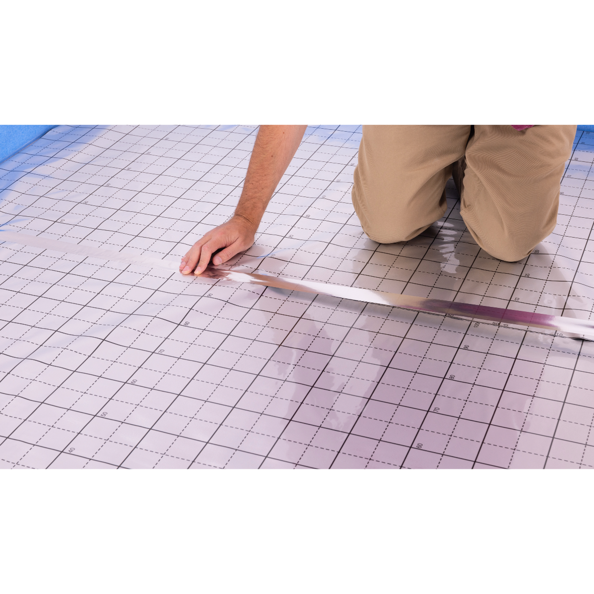 Pose d'un adhésif sur le film aluminium réfléchissant