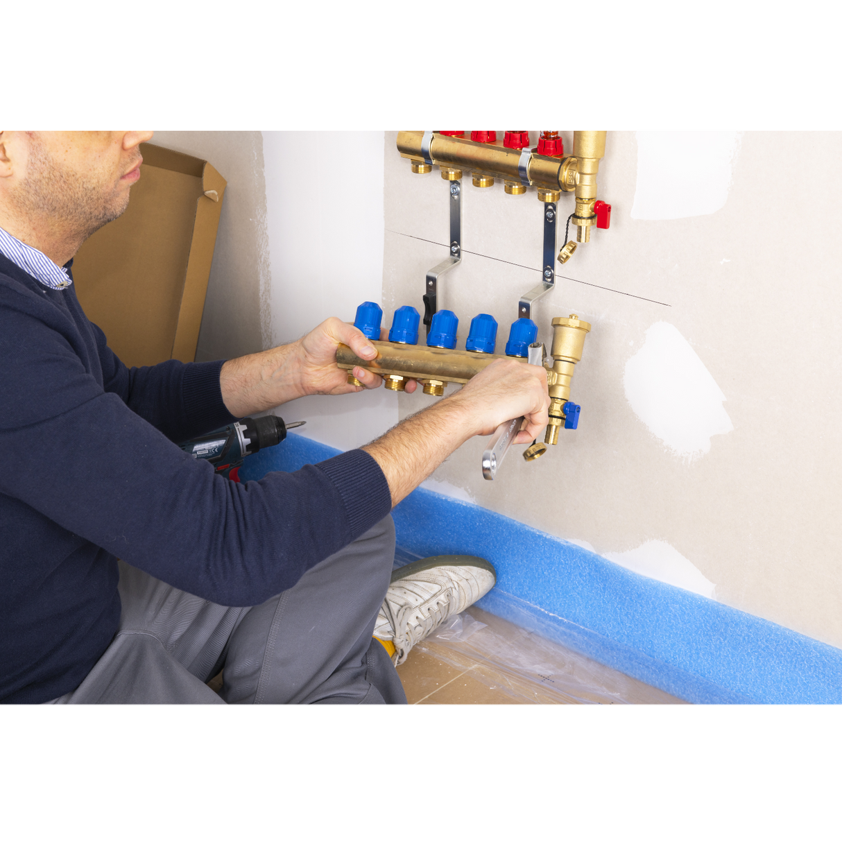 Installation du collecteur en laiton plancher chauffant