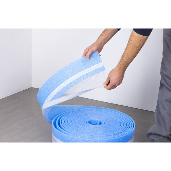 Bande périphérique avec bavette et double adhésif