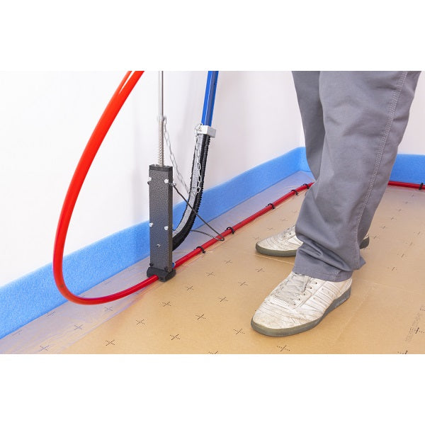 Pose des agrafes sur un circuit plancher chauffant en PER