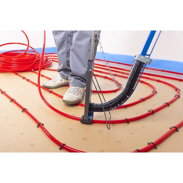 Pose des agrafes sur un circuit plancher chauffant en PER