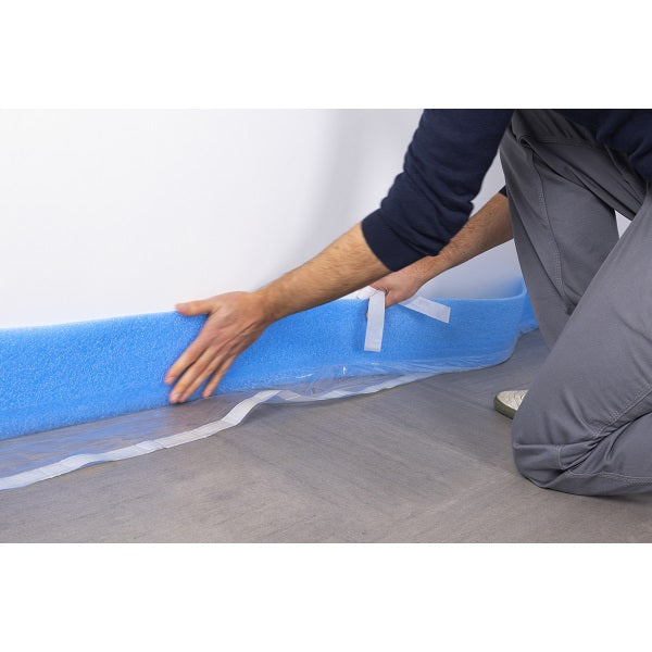 Pose de la bande périphérique avec bavette et double adhésif