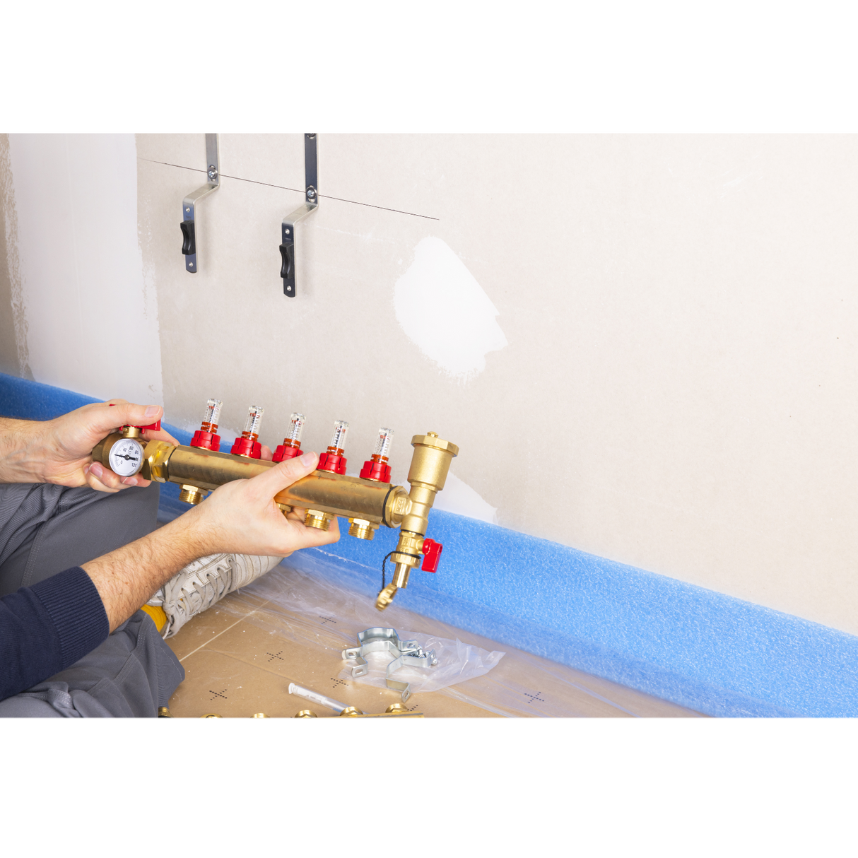 Installation vanne droite manette rouge collecteur plancher chauffant