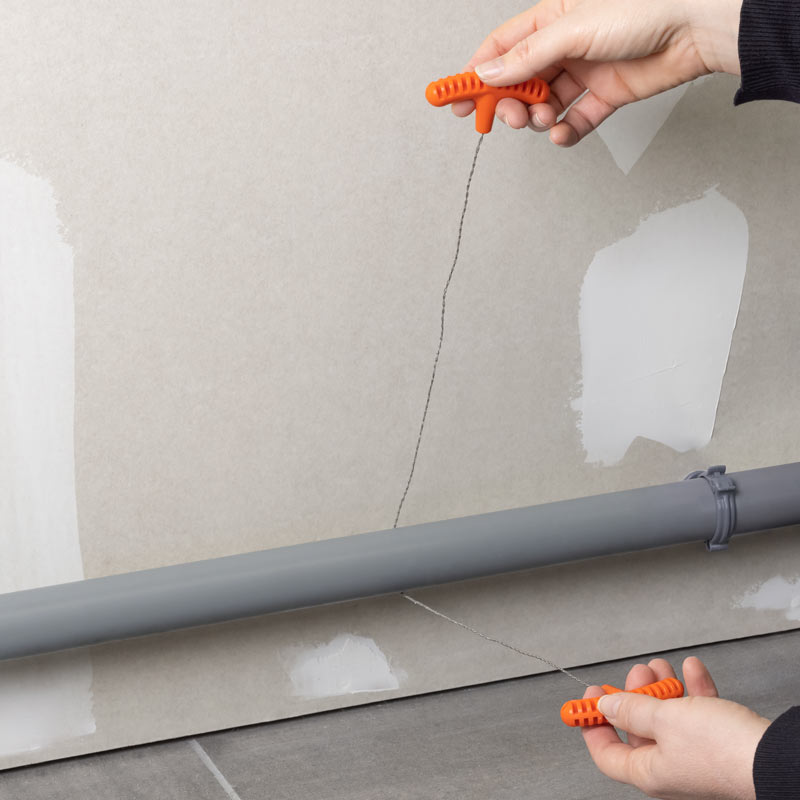 découpe d'un tube pvc à l'aide d'une scie fil