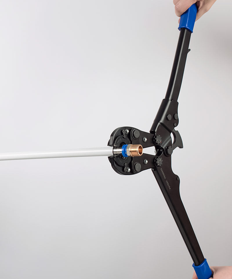 sertir un tube en multicouche avec la pince manuelle