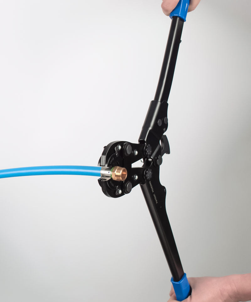 sertir un tube en per à l'aide de la pince