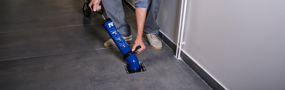 Comment utiliser un déboucheur à pompe pour déboucher une canalisation ?