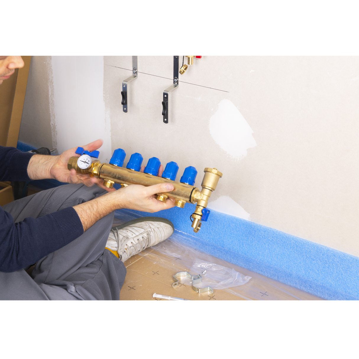 Installation vanne droite manette bleue collecteur plancher chauffant